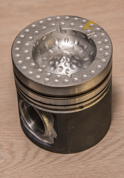 ein Kolben, der von Speed of Air Engine Technologie behandelt wurde, mit glänzender Oberfläche