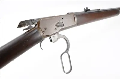 1892: Blockverschluss, entwickelt von Browning; Man sieht hinten im Verschlussstück die Aussparungen, in die die beidseitig angebrachten Verriegelungsblöcke von unten rein gleiten.