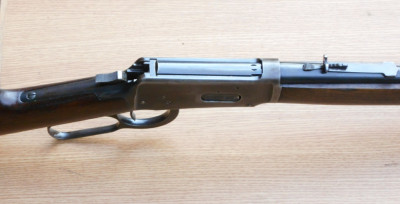 1894: Blockverschluss, entwickelt von Browning; Hier sieht man in der Draufsicht, dass der Verriegelungsblock hinter dem Verschluss angeordnet ist, in ihm ist ein beweglich angeordnetes Teil, welches den Schlagimpuls vom Hammer nur dann auf den Schlagbolzen übertragen kann, wenn vollständig verriegelt wurde, da dieses Teil nur dann in einer Flucht mit dem Schlagbolzen ist... eine zusätzliche Sicherungsmaßnahme, durch die wirklich nur dann ein Schuß ausgelöst werden kann, wenn die Kammer sicher verschlossen und verriegelt ist.